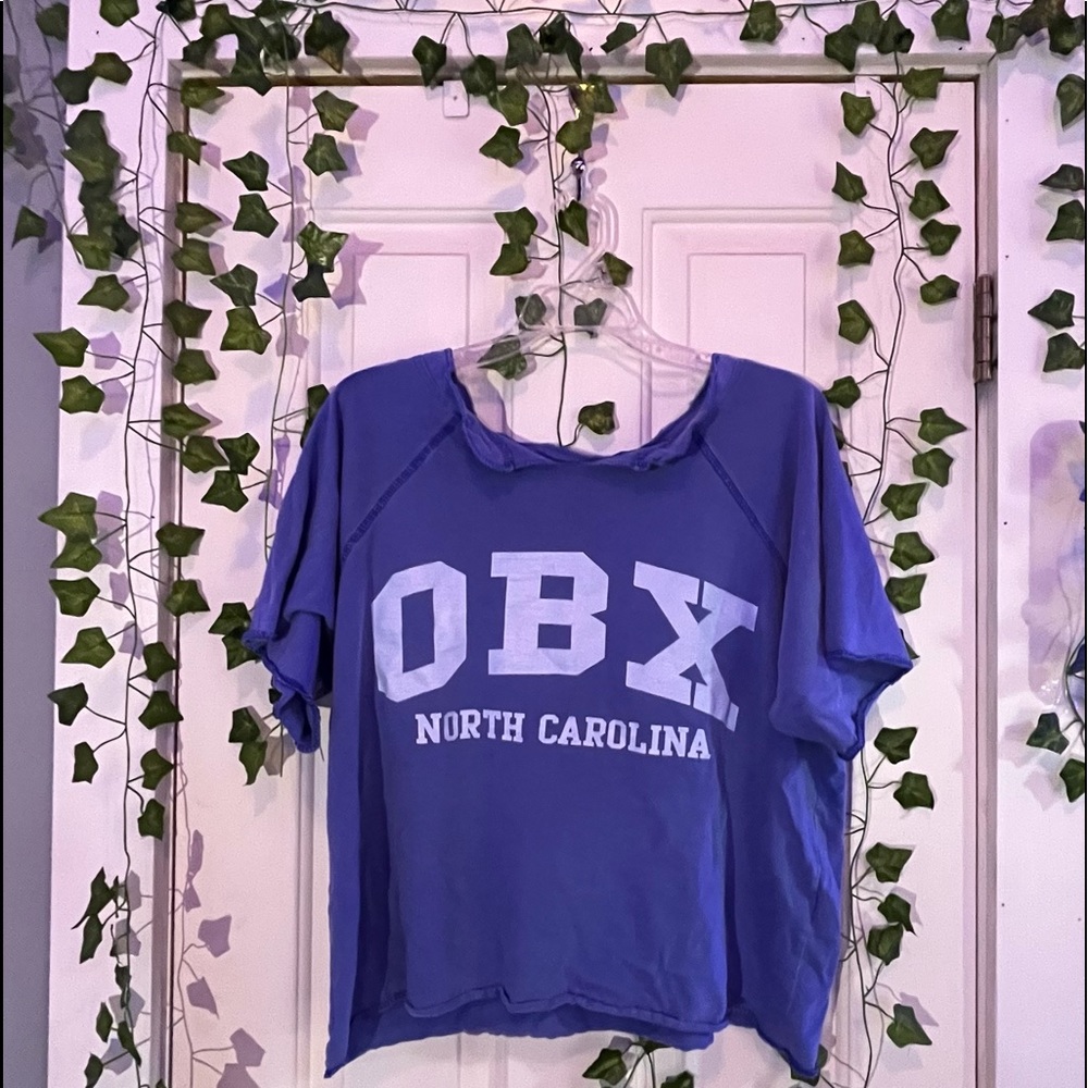 Cropped Outer Banks loose-fitting T-shirt.